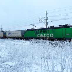 Mb-lok 4006 drar lastbilstrailers den drygt 1000 km långa sträckan mellan Borlänge och Luleå. Foto: Maria Lindholm/Green Cargo.