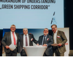 På bilden från vänster: Guido Kaschel, Head of the Lübeck Port Authority, Jörgen Nilsson, vd, Trelleborgs Hamn, Ortwin Harms, vd, LHG, Hannes Conzen, vd, TT-Line. Foto: Trelleborgs Hamn