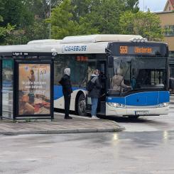 Buss från Västmanlands lokaltrafik vid Sala station. Foto: AleWi/Wikimedia Commons/https://commons.wikimedia.org/wiki/File:Buss,_V%C3%A4stmanlands_lokaltrafik,_Sala_station_-_20250607_-_06.jpg