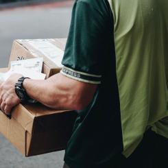 Paketvolymen växte fortsatt starkare än e-handelsförsäljningen sett i kronor. Foto: handy wicaksono/ unsplash