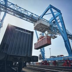 Efter den den 140 mil långa resan från Piteå rullar tågen direkt in på Göteborgs hamns containerterminal. Där kan lasten lyftas direkt på fartyg för vidare transport ut i världen. Bild: Göteborgs Hamn AB