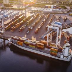 Containerterminalen i Helsingborgs Hamn, där införandet av terminaloperativsystemet Navis N4 har ökat kapaciteten med 30 procent och minskat antalet omflyttningar av containrar med 50 procent. Foto: Helsingborgs hamn