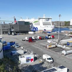 Vätgasgeneratorn (vit container med fyra fläktar på taket) förser Stena Scandinavica med el via en kabel under marken. Bild: Göteborgs Hamn.