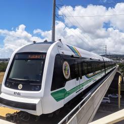 Honolulus automatiska Skyline-metro når nu flygplatsen och omfattar 26,2 kilometer. Byggd av Hitachi Rail. Foto: Wikipedia Commons Lic. Kredit: Eli Fessler