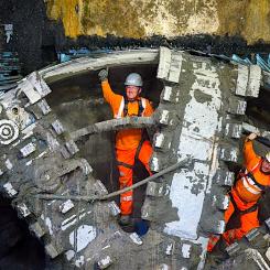 Färdigställandet av HS2-logistiktunneln banar väg för höghastighetslinjen till Euston: HS2-tunnelbyggare som bedriver borrmaskinen Atlas Road Logistics Tunnel TBM "Lydia" firar i bilden ett borrgenombrott vid orten Old Oak Common Box. Foto: HS2-projekt