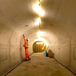 Själva tvärtunnlarna har byggts med så kallad sprutbetongteknik, där marken successivt grävs ut mellan tunnelrören och stabiliseras med betong. Avståndet mellan rören varierar mellan 6 och 20 meter. Foto: HS2 - projekt