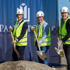 Spadtaget från vänster i bild: Rudolf Tornerhjelm - Södervidden, Fredrik Jagersjö Rosell - VD Panattoni Sverige, Thomas Ellkvist - VD MVB Syd samt Peter Lindberg - kommunstyrelsens ordförande. Foto: MVB