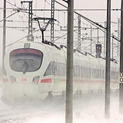 Tyskt ICE-tåg i snöstorm. Snö och is skapar stora utmaningar för tågtrafiken i norra Tyskland. Foto: DB AG / Claus Weber