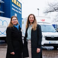 Christel Grip från Widriksson Logistik och Hanna B Broman från IKEA Sverige med de första elfordonen som sätts in för last mile-distribution i Stockholm. Foto: Widriksson Logistik