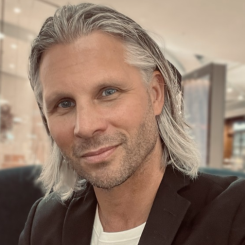 Glada miner när Vueling startar första flyet från Arlanda till Paris. Foto: Vueling