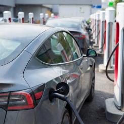 Enligt en Sifo-undersökning från bilförmedlaren Kvdbil uppger 46 procent att de blivit mindre benägna att köpa Tesla. Foto: kvdbil