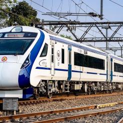 Indiska snabbtåget Vande Bharat Express anländer till Mumbai. Foto: Wikipedia Commons Lic, kredit: Harshul12345