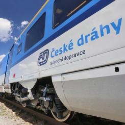 Den nya järnvägslinjen Ex 32 Praha - Pardubice - Wrocław - Gdynia är ett steg mot att stärka den mellanstatliga förbindelsen mellan Tjeckien och Polen. Det kommer att erbjuda passagerarna modern komfort, snabba transporter och ett brett utbud av tjänster. Foto: Tågoperatören Ceske Drahy