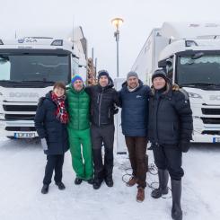 Emma Vigren (styrelseordförande, Umeå Energi), Johan Lagrelius (BioFuel Region), Lars Mikaelsson (Umeå Energi), Hans Lindberg (kommunalråd) och Donald Näs (INAB) framför den nya laddstationen för tunga fordon i Umeå. Foto: Umeå Energi