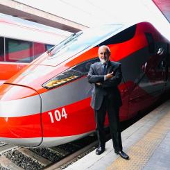 Modellen presenterades av Stefano Antonio Donnarumma, vd och generaldirektör för FS Group, samt Gianpiero Strisciuglio, vd och generaldirektör för Trenitalia. Uppgraderingen är en del av företagets strategiska plan för 2025–2029, som bland annat fokuserar på teknologisk utveckling och hållbarhet. Foto: FS Group