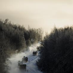 Regeringen vill ta bort kraven på civila C- och CE-körkort för instruktörer som övervakar övningskörning med militära fordon. I stället ska B-körkort och militärt förarbevis för aktuellt fordon räcka. Foto: Johanna Wallén/Försvarsmakten