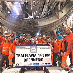 Vi firar en milstolpe – tunnelborrmaskinen Flavia och dess team har nått den österrikiska gränsen.
Bild: © BBT