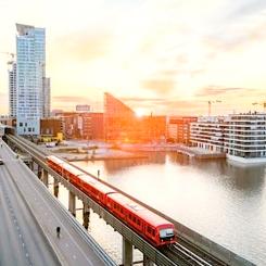 Metrobron mellan Fiskehamnen och Brändö är en av tre broar som ska renoveras eller ersättas i Helsingfors. Foto: Stadstrafikbolaget: Kaupunkiliikenne Oy
