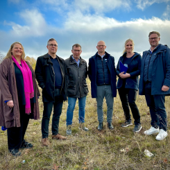 Marie Bergeås, Johan Söderberg, Christer Sundqvist, Niclas Björkman regionchef, Katrin Pettersson butikschef och Johan Jättne samlades vid platsen dit Ahlsell planerar att flytta hösten 2025. Marken är belägen vid Upplandsvägen, som leder till bland annat Dollar Store. Fotograf/Källa: Katrineholms kommun/Geza SImon