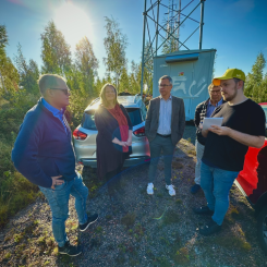 Erik Persson, Marie Bergeås mark- och exploateringschef vid Katrineholms kommun, Johan Söderberg, Christer Sundkvist vid den aktuella marken, i samtal med reporter från Katrineholms Kuriren. Fotograf/Källa: Katrineholms kommun/Geza SImon