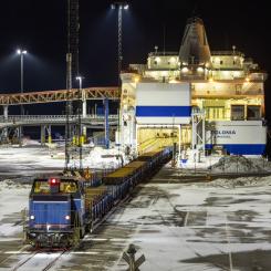Tågsättet med räler har växlats ihop och dras ut från färjan M/S Polonia. Foto: Kasper Dudzik/DB Cargo Full Load Solutions