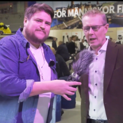 Komikern Erik Ekstrand samtalar med KGK:s VD Johan Regefalk. Bild: Autoexperten