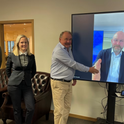 Andreas Lenander Kilenkrysset, Frida Gullstrand Advokatfirman Glimstedt, Jan Persson Kilenkrysset och Peter Haveneth Frigoscandia i samband med signeringen. Foto: Kilenkrysset