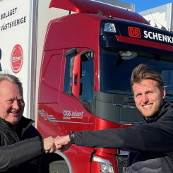 Lars och Sebastian Johansson satsar på gröna transporter och har investerat i sex nya biogaslatsbilar. Foto: DB Schenker