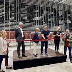Banden klipps då nätapotekets nya ögautomatiserade lager i Varberg invigs. Foto: Apotea