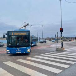 Trafikavtalens effekt på den interregionala tillgängligheten har blivit sämre över tid, enligt Riksrevisionen. Bussar vid Slussen i Stockholm. Foto: Stina Wikenberg