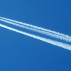 Kondensstrimmor Fotograf: Wikimedia Commons, CC BY-SA 2.5 | André Karwath