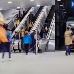 Avtalet omfattar cirka 200 rulltrappor och 100 hissar och träder i kraft den 1 december 2026. Foto: Kone