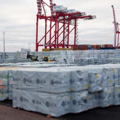 När virkesstuffningen nu samlas i direkt anslutning till containerterminalen minskar avstånden för varje intern transport med drygt tre kilometer per flyttad container. Foto: Gävle hamn