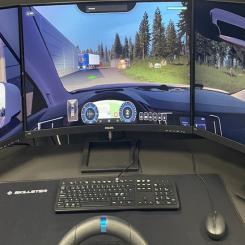 Med en körsimulator kan läraren överblicka studenternas körning på ett effektivare sätt och genom repriseringar titta på resultatet efteråt och ge snabb feedback. Foto: Malmö Universitet