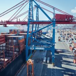 Hamnen är en transportnod där nära 90 procent av Sveriges import och export passerar. Foto: Göteborgs hamn