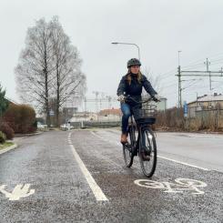 Trafikingenjör Andréa Palmberg på elcykeln Ecoride ambassador, som är modellen som lånas ut. Foto: Kungsbacka kommun