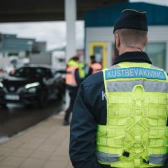 Kustbevakare bakifrån. Foto: Kustbevakningen