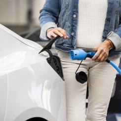 MSB, Boverket och Elsäkerhetsverket har i ett gemensamt regeringsuppdrag tagit fram en vägledning om säker laddning, installation och användning av elfordon. Foto: MSB