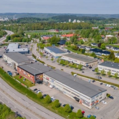 Fastigheten omfattar knappt 8 000 kvm och innehåller lokaler för lager, lättindustri och kontor. Foto: Croisette