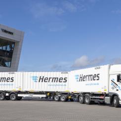 Med en längd på 25,25 meter utnyttjar den nya långa lastbilen den tillåtna maximala längden till fullo: Det så kallade "Fliegl Swap-Train" kan transportera tre växelflak - till skillnad från vanliga lastbilar med två växelflak - och avlastar därmed lasten på grund av den därmed förknippade kapacitetsökningen transportleder och miljö. Det nya fordonet sparar mer än 20 procent i dieselförbrukning jämfört med vanliga modeller. Foto: Hermes Newsroom