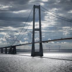 Sverige tillåter sedan 2023 lastbilsekipage på upp till 34,5 meter på ett utpekat vägnät och Danmark har sedan starten av 2024 en försöksverksamhet med fordon upp till 32 meter som trafikerar en särskild sträcka. De danska ekipagen har inte fått framföras i Sverige då de inte lever upp till alla tekniska krav gällande framkomlighet i kurvor och på hala väglag och de svenska ekipagen är i regel för långa i jämförelsen med reglerna i Danmark. Foto: Manuel Keller/Unsplash
