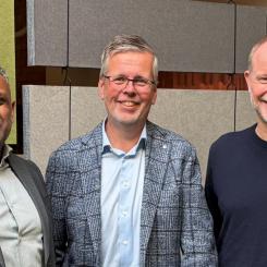 Från vänster: Petter Lagström, vd för Idnet, Fredrik Logenius, vd för Optidev, och Sjur Skjæveland, koncern-vd för Lexit Group. Foto: Lexit Group