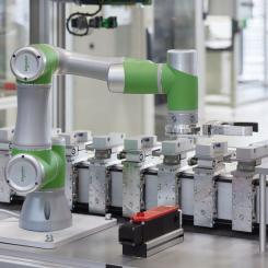 Coboten har inbyggda säkerhetssensorer och funktioner som minimerar risk för skador. Foto: Schneider Electric