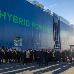 Ett LNG/batterihybridfartyg kommer att trafikera Göteborgs hamn varje vecka. Foto: Göteborgs hamn