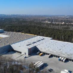 Anläggningen är utrustad med solcellsanläggning, DALI-kompatibel LED-belysning, laddstationer för elbilar, fjärravläsningssystem för mätning samt ett övervakningssystem för takstrukturens böjning. Fastigheten förväntas uppnå BREEAM-certifiering på nivån Excellent. Foto: Logicenters