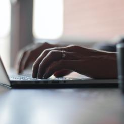AI-drivna algoritmer och språkgränssnitt för att få information om toppar och dalar i efterfrågan. Foto: thomas lefebvre/unsplash