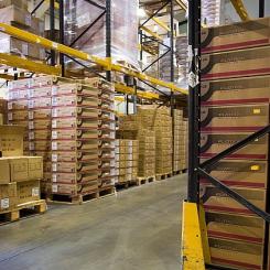 Drive-in-ställage ger mycket hög lagringstäthet genom att minimera behovet av truckgångar. För lager med begränsad golvyta kan detta vara avgörande. Foto: Creative Commons Lic. Kredit: Pixabay