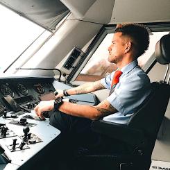 En förare i hytten på ett av Deutsche Bahns Intercity-lok. Foto: Wikipedia Common Lic, Kredit: Mainrausch