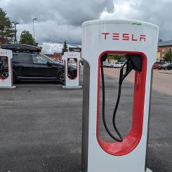 Laddstation från Tesla i Malung den 17 juli 2023. Foto: Wikimedia Commons