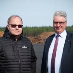 Olle Larsson, ägare och styrelseordförande Fiskarhedens Trävaru AB tillsammans med Hans Unander, kommunstyrelsens ordförande i Malung-Sälens kommun. Foto: Fiskarhedens Trävaru AB.